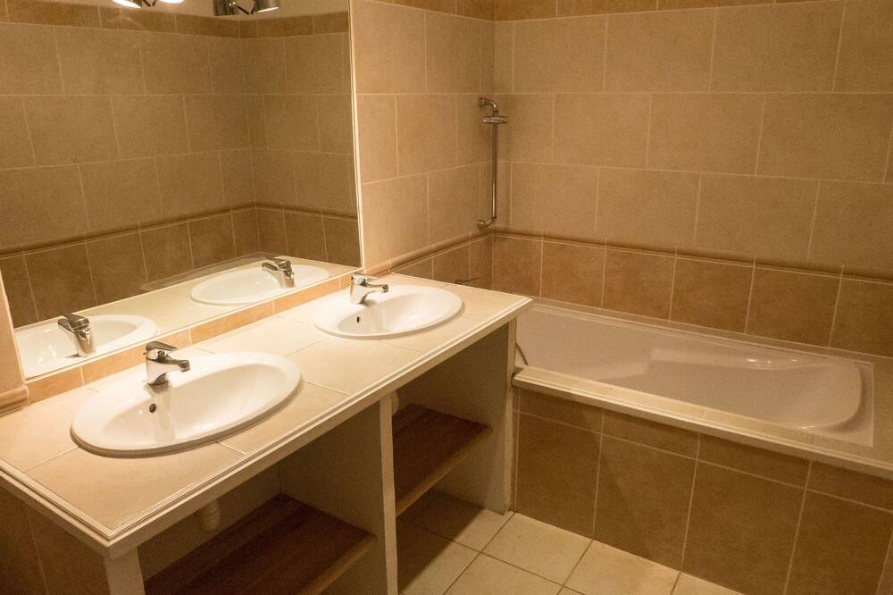 Photo of Bathroom in Gaja-et-Villedieu