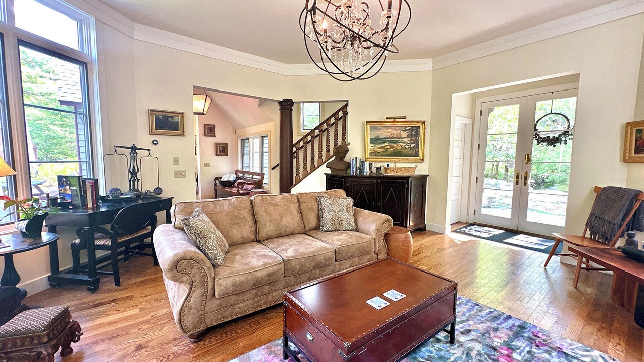 Photo of Livingroom in Hall Quarry