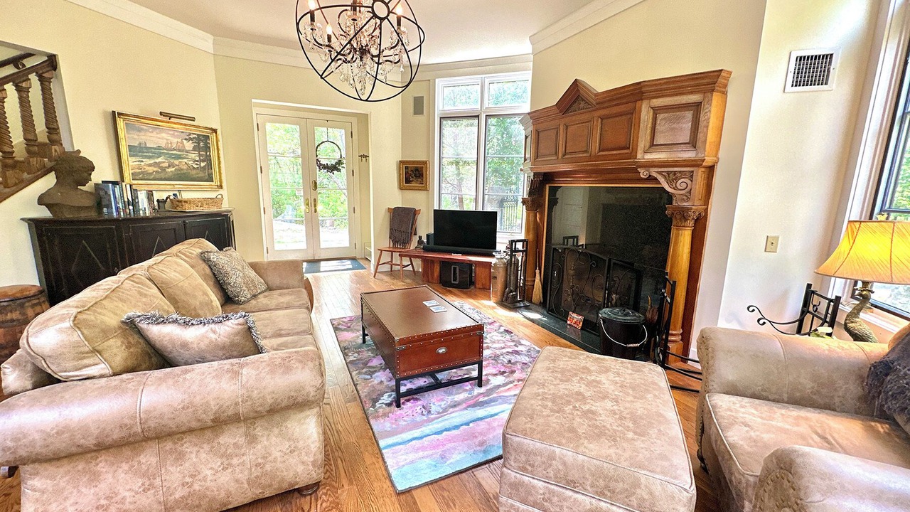 Photo of Livingroom in Hall Quarry