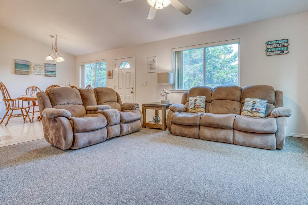 Photo of Livingroom in Beverly Beach