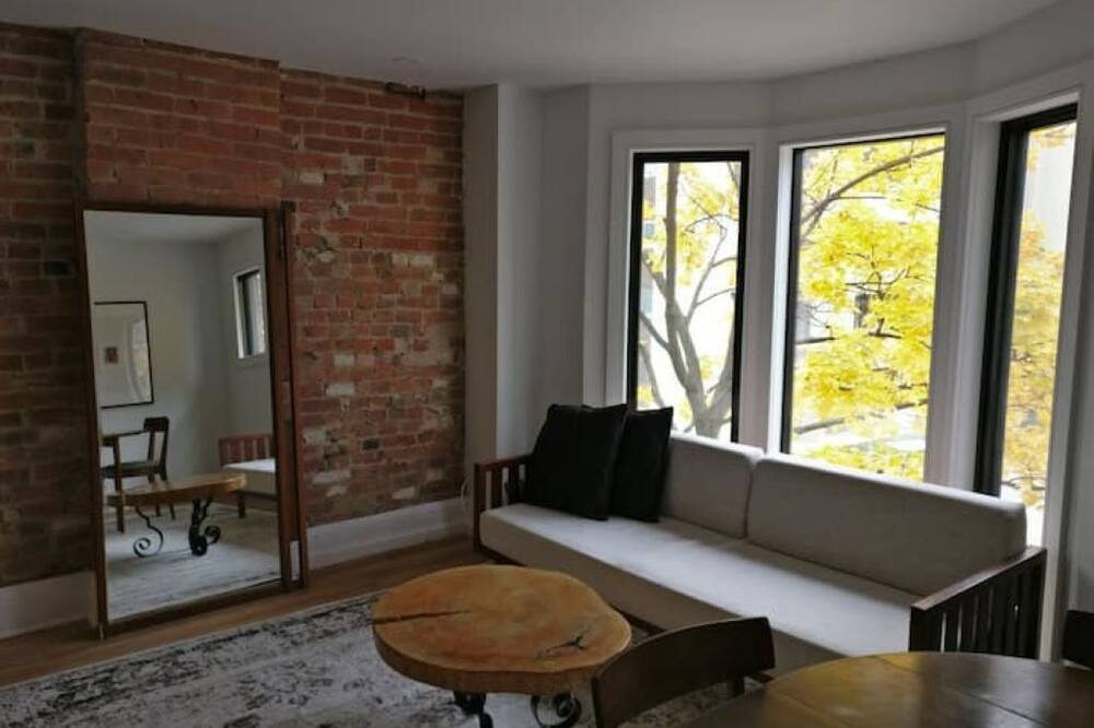 Photo of Livingroom in Church and Wellesley