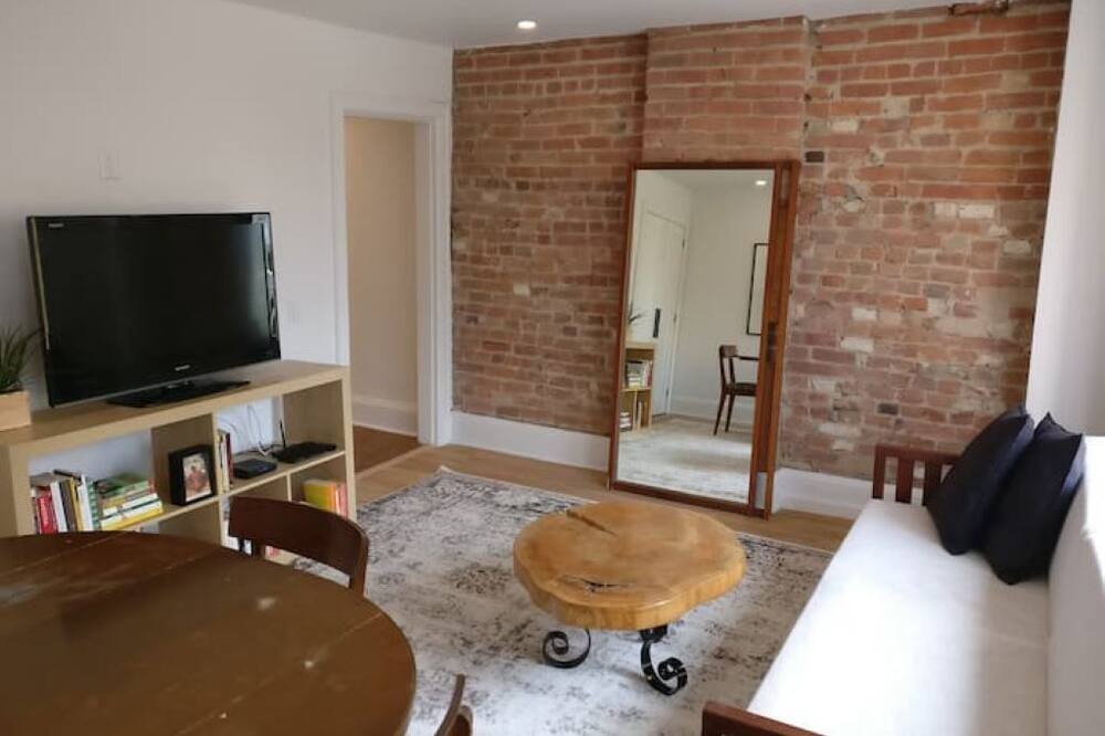 Photo of Livingroom in Church and Wellesley