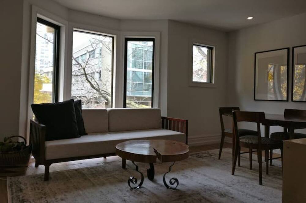 Photo of Livingroom in Church and Wellesley