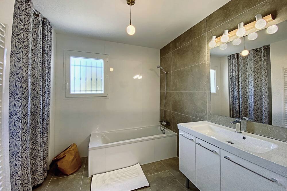 Photo of Bathroom in Pujaut