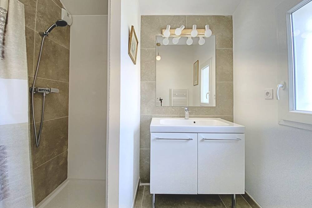 Photo of Bathroom in Pujaut