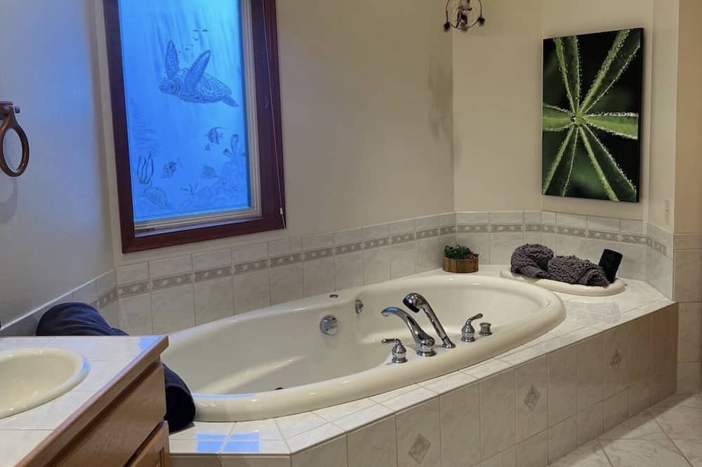 Photo of Bathroom in Oak Harbor