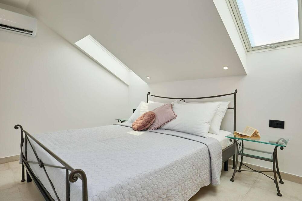 Photo of Bedroom in Pile