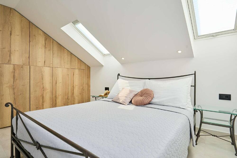 Photo of Bedroom in Pile