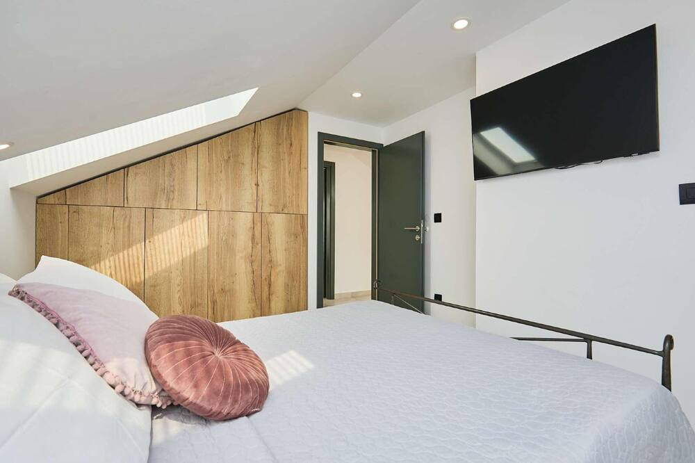 Photo of Bedroom in Pile