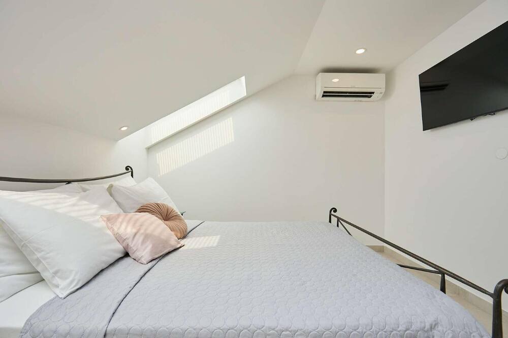 Photo of Bedroom in Pile