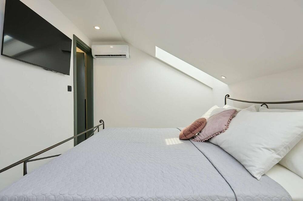 Photo of Bedroom in Pile
