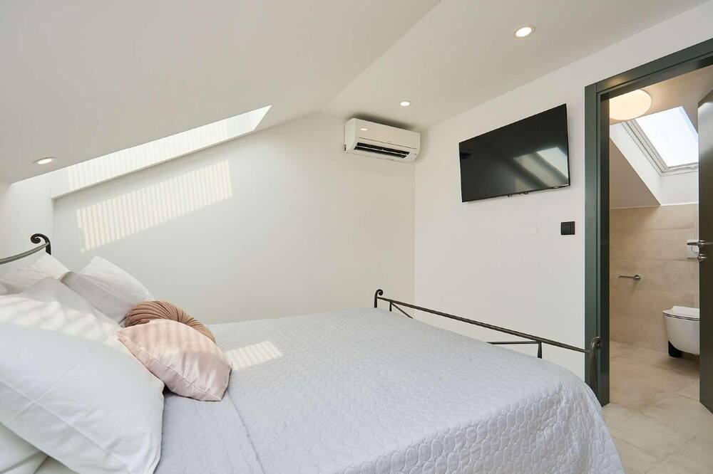 Photo of Bedroom in Pile