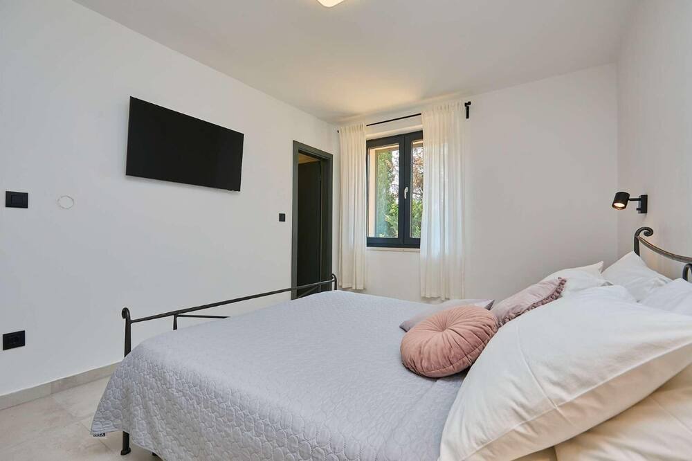 Photo of Bedroom in Pile