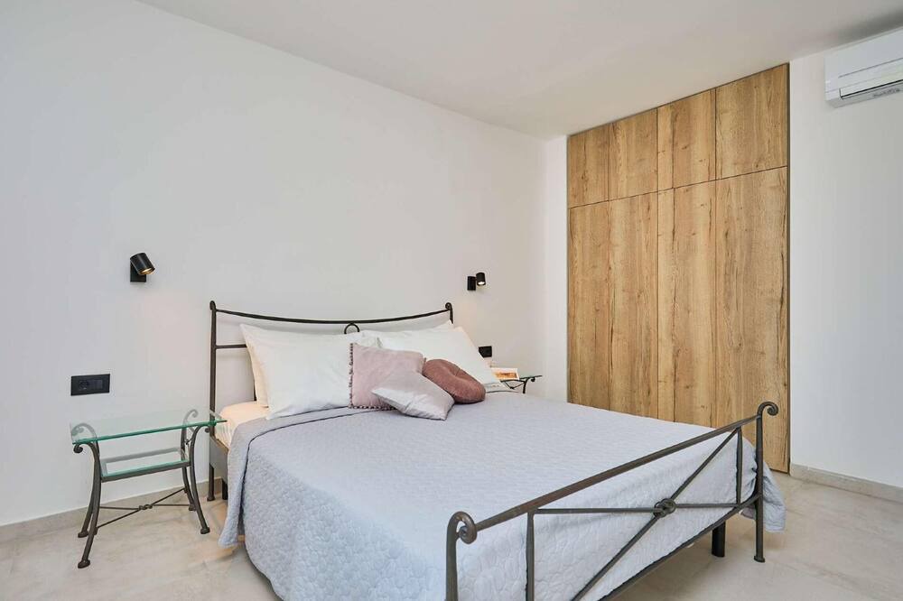 Photo of Bedroom in Pile