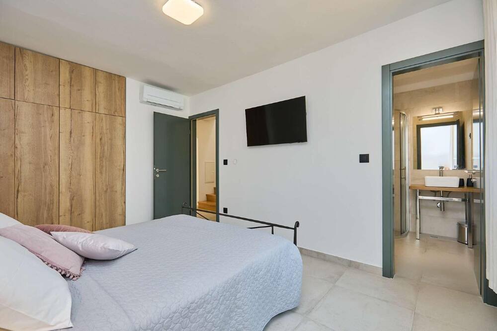 Photo of Bedroom in Pile