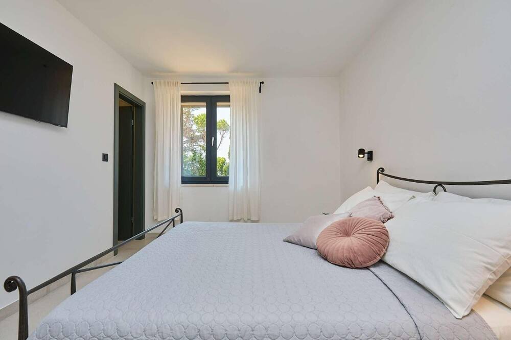 Photo of Bedroom in Pile