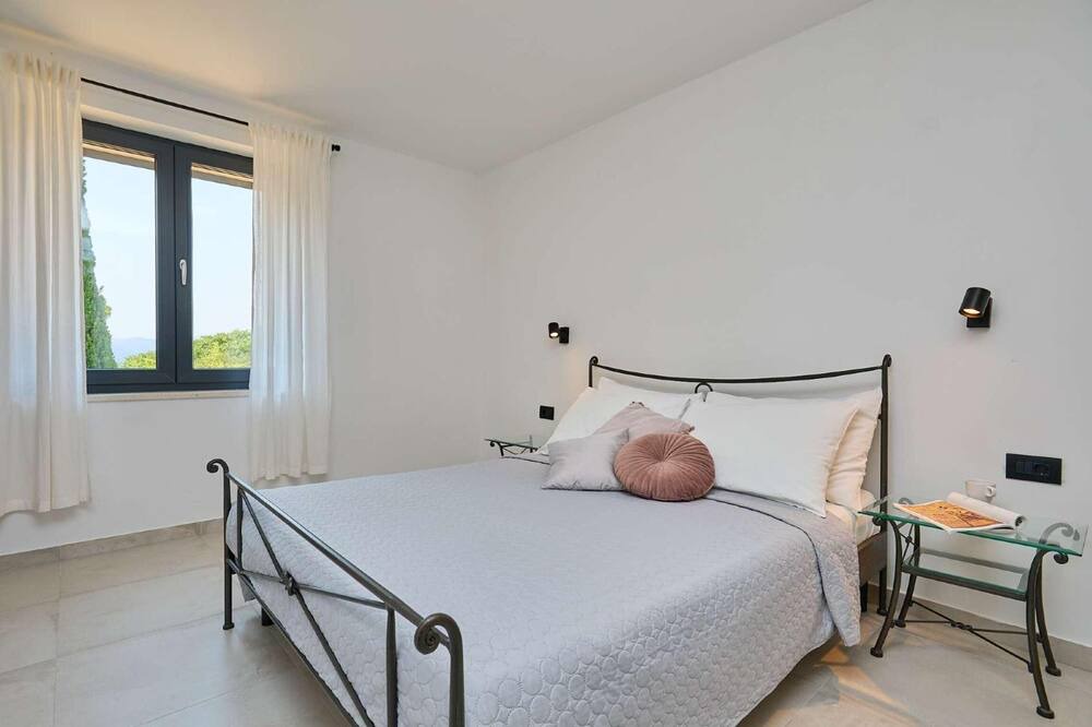 Photo of Bedroom in Pile