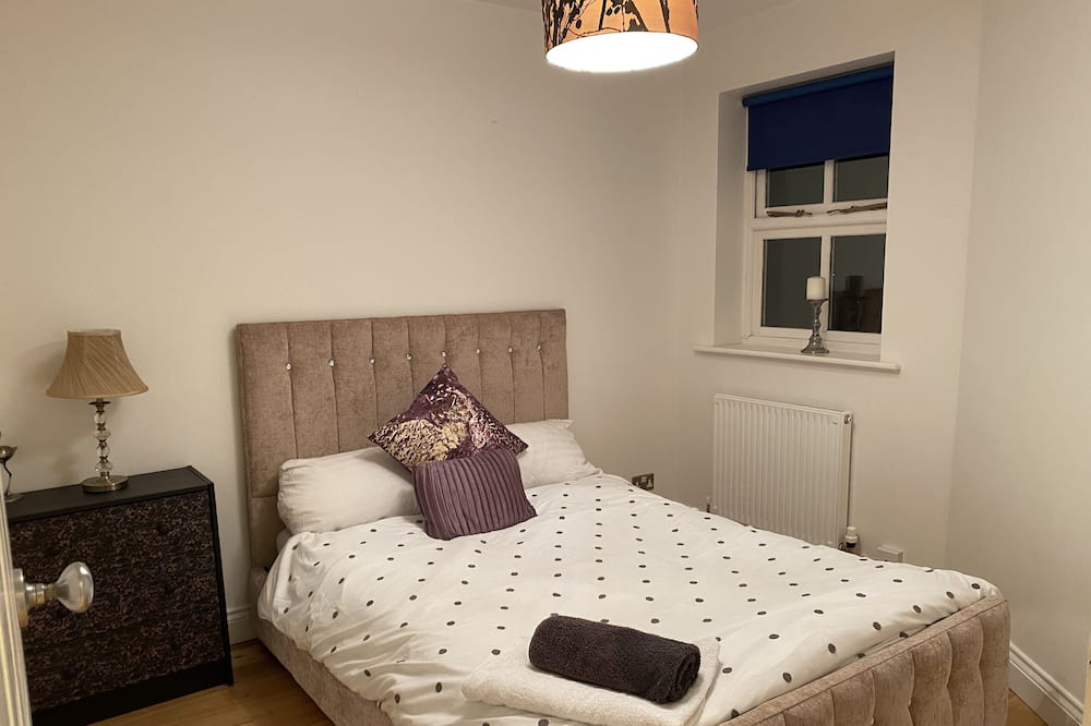 Photo of Bedroom in Cobham