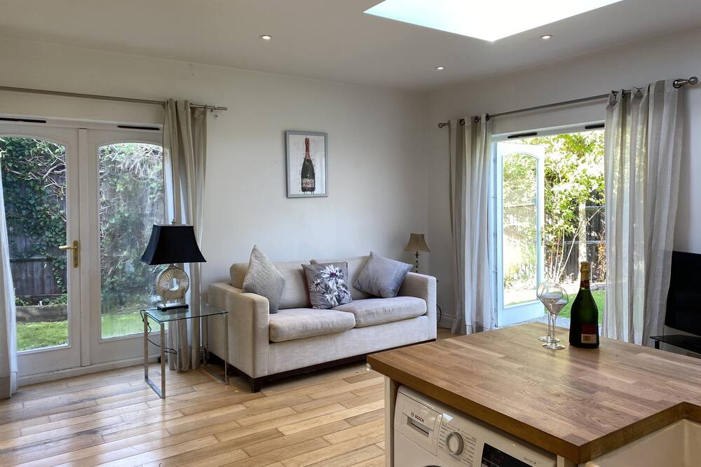 Photo of Livingroom in Cobham