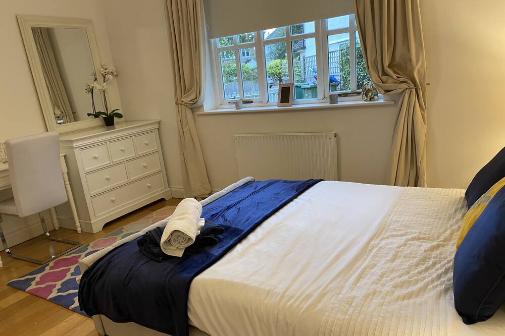 Photo of Bedroom in Cobham