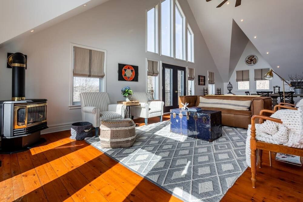 Photo of Livingroom in Waupoos