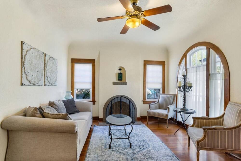 Photo of Livingroom in Feldman's