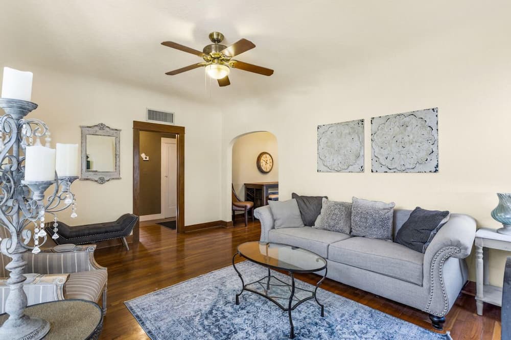 Photo of Livingroom in Feldman's