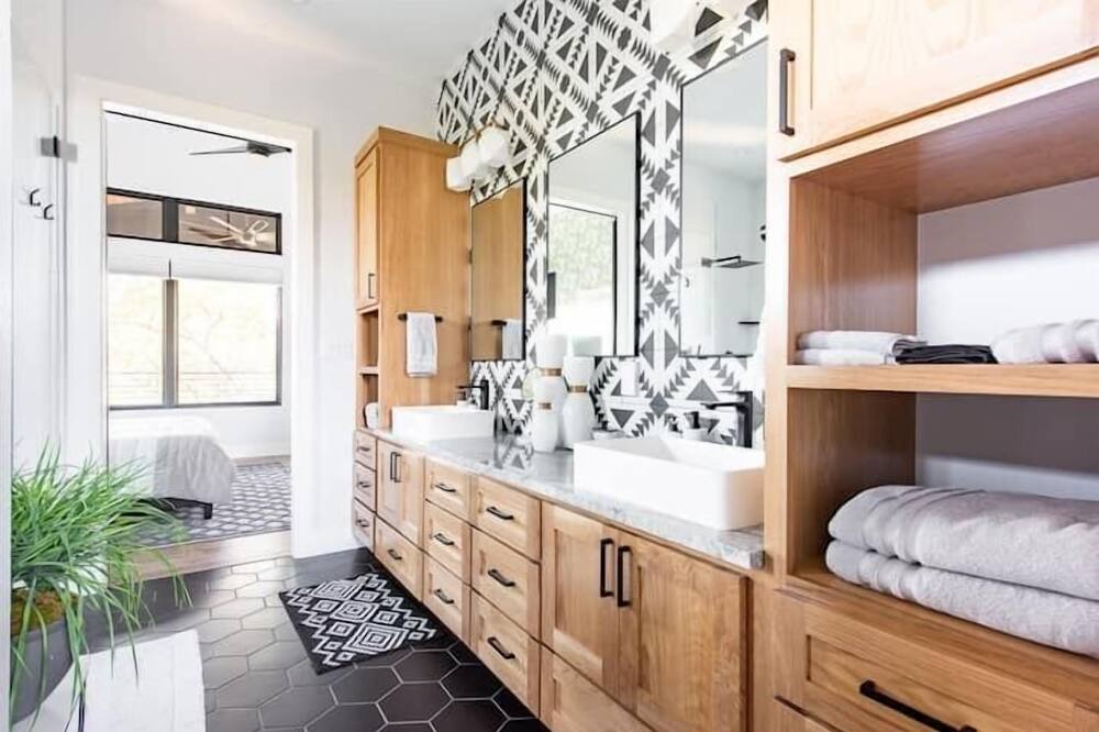 Photo of Bathroom in Briarcliff