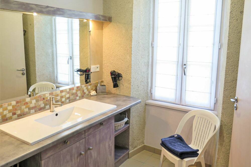 Photo of Bathroom in Saint-Martin-de-Villereal