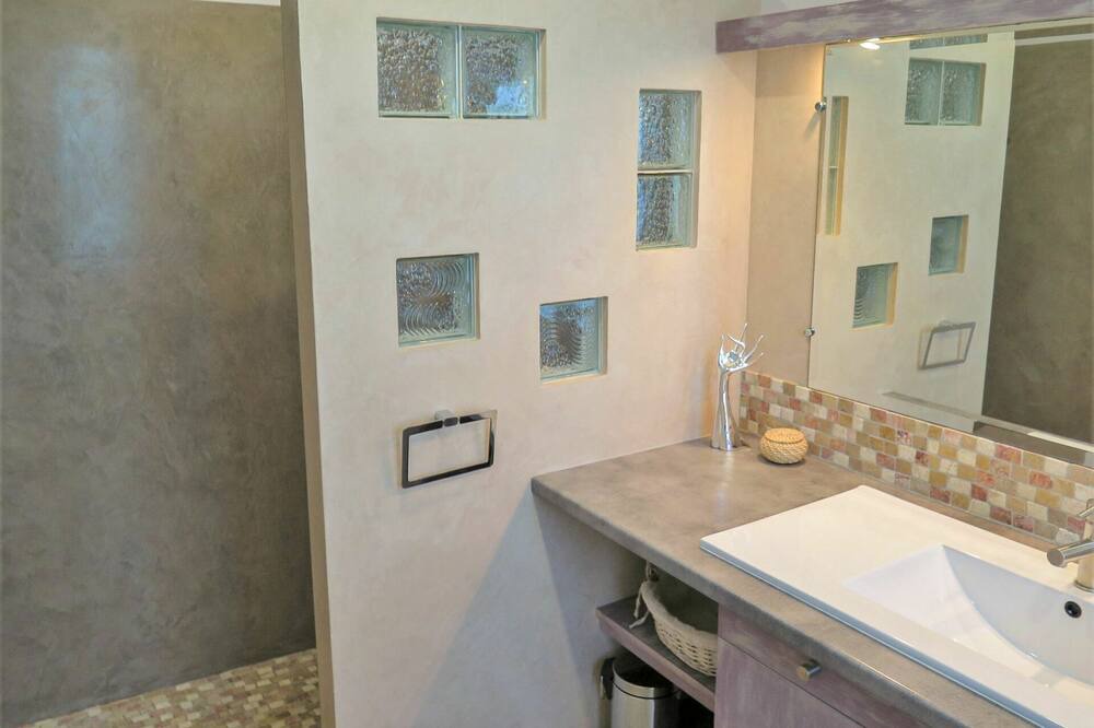 Photo of Bathroom in Saint-Martin-de-Villereal