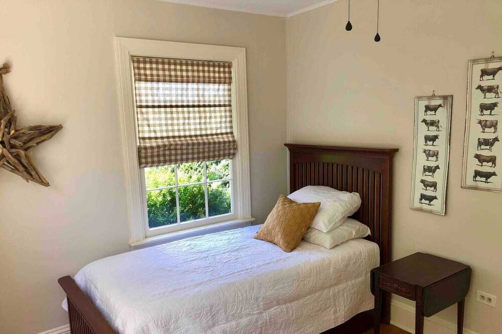 Photo of Bedroom in White Hall
