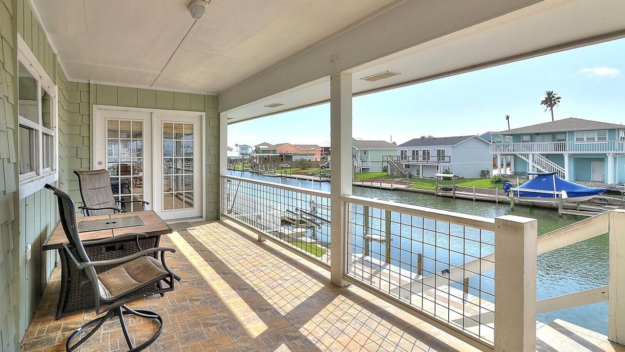 Photo of Patio Balcony in City-by-the Sea