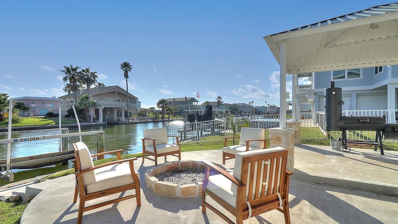 Photo of Patio Balcony in City-by-the Sea