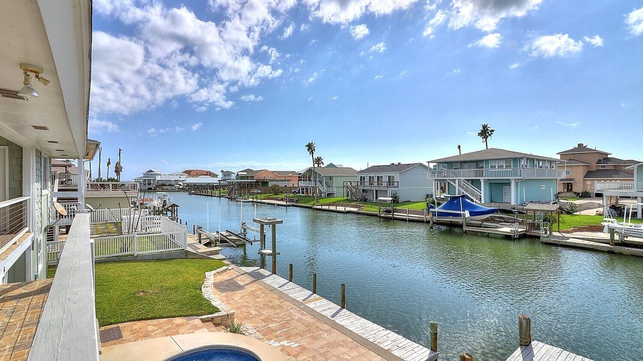 Photo of Outdoor in City-by-the Sea
