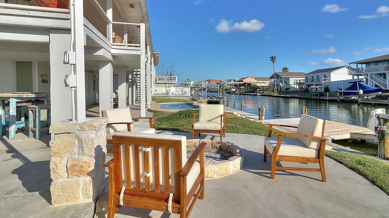 Photo of Patio Balcony in City-by-the Sea