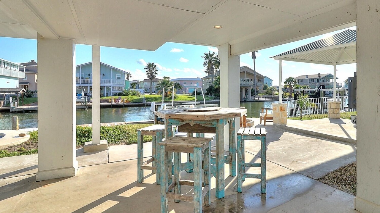Photo of Patio Balcony in City-by-the Sea