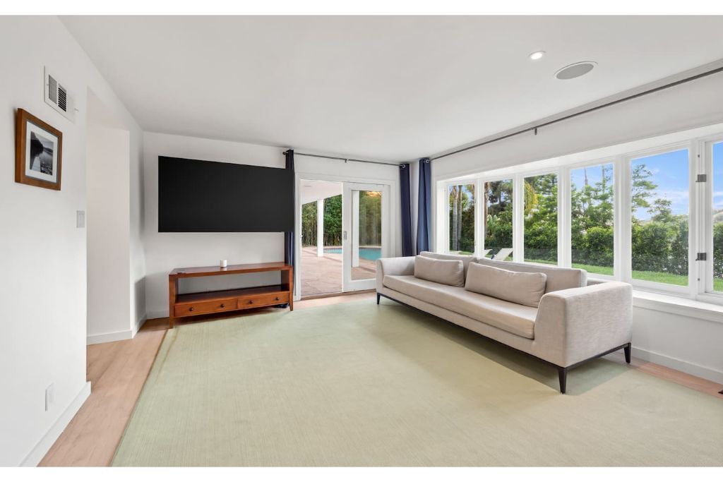 Photo of Livingroom in Hollywood Hills West