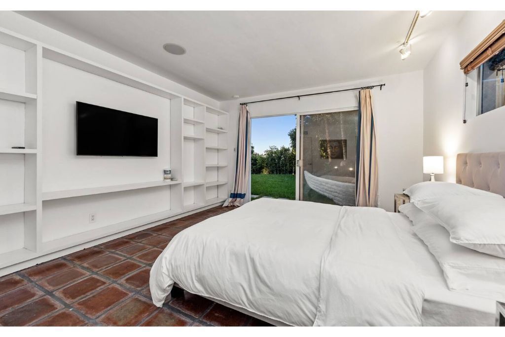 Photo of Others in Hollywood Hills West