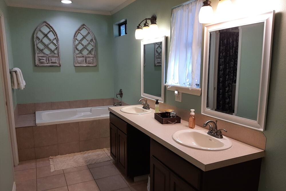 Photo of Bathroom in Holly Lake Ranch