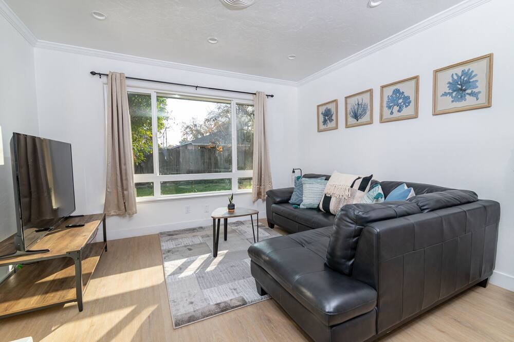 Photo of Livingroom in Southwestern Sacramento