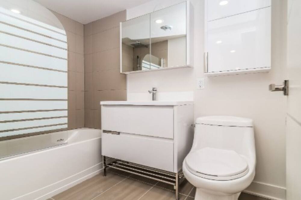 Photo of Bathroom in Dollard-des-Ormeaux