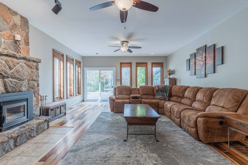 Photo of Livingroom in Innisfil