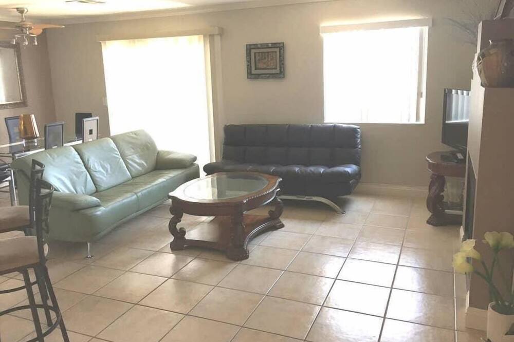 Photo of Livingroom in Canyon Gate