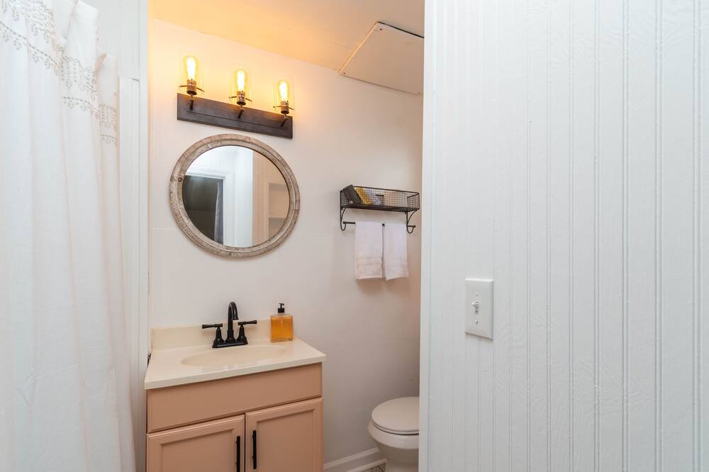 Photo of Bathroom in Adairsville