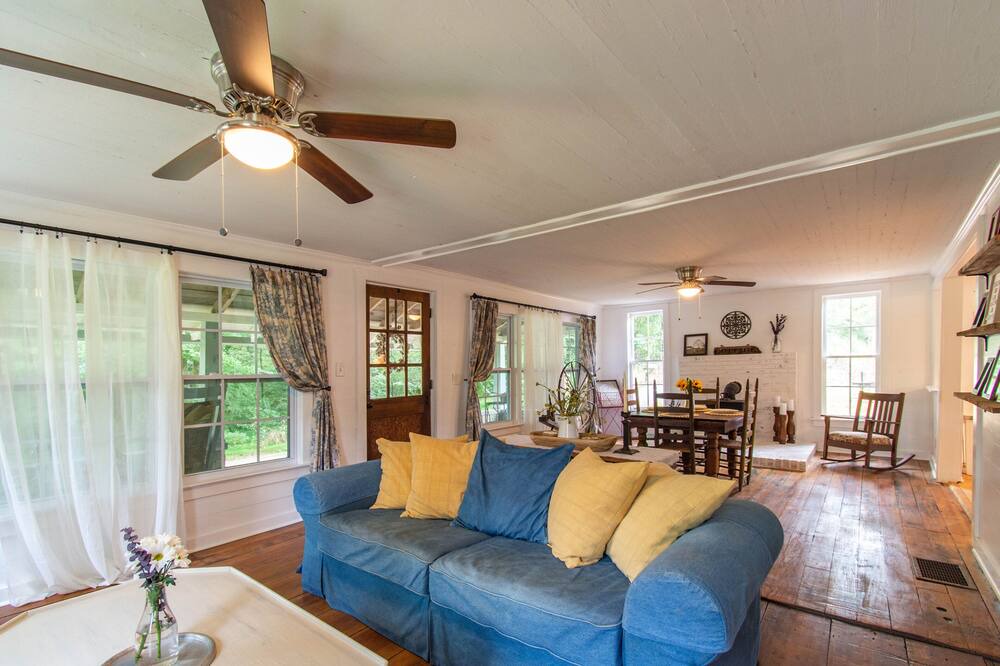 Photo of Livingroom in Adairsville