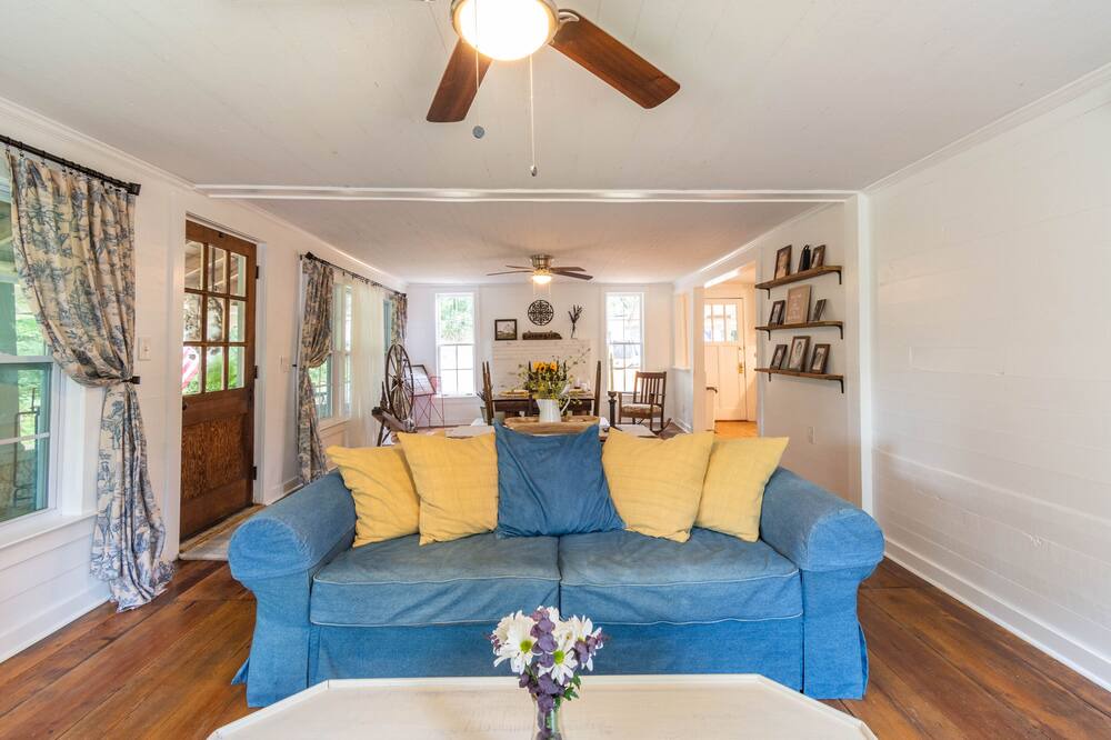 Photo of Livingroom in Adairsville