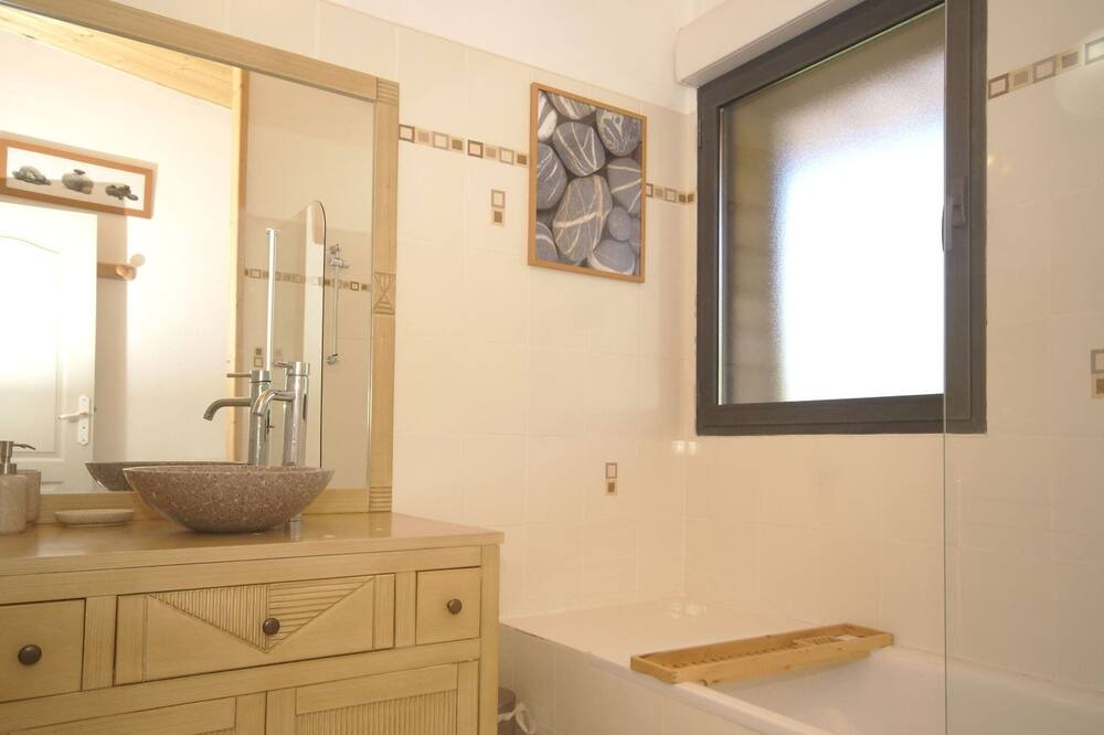 Photo of Bathroom in Roquetaillade