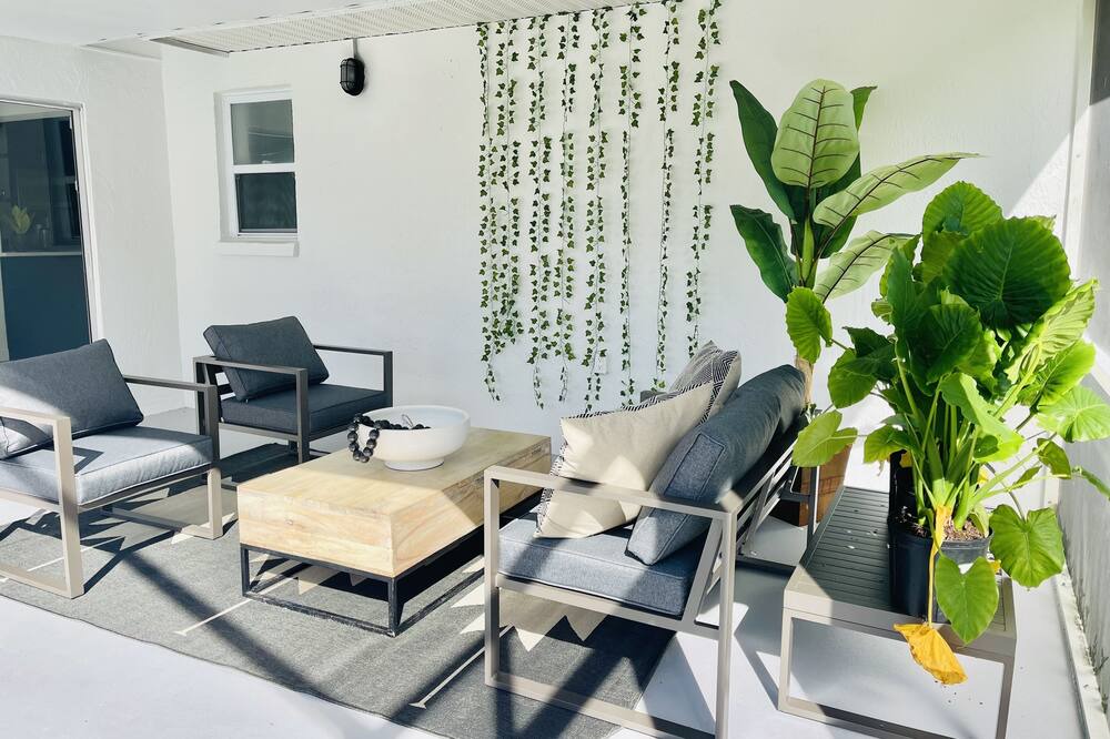 Photo of Patio Balcony in Willoughby Acres