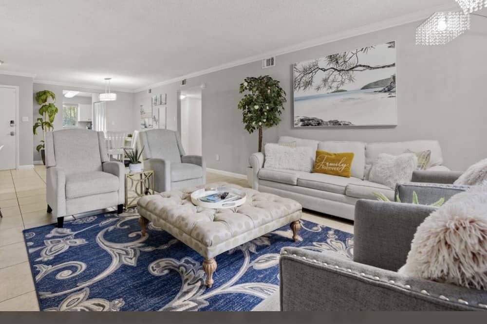 Photo of Livingroom in Baymeadows