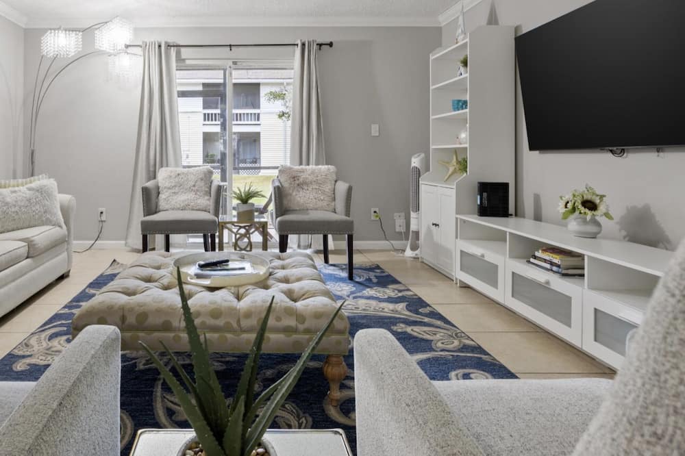 Photo of Livingroom in Baymeadows